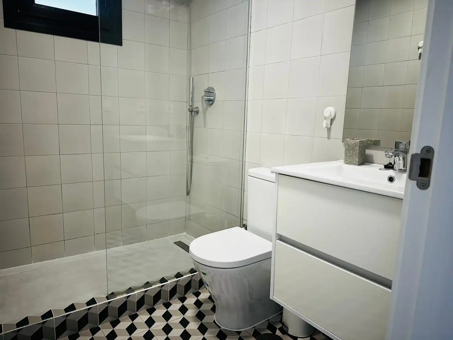 Badezimmer von Wohnungen zum Verkauf in Tarifa mit Klimaanlage, Heizung und Terrasse