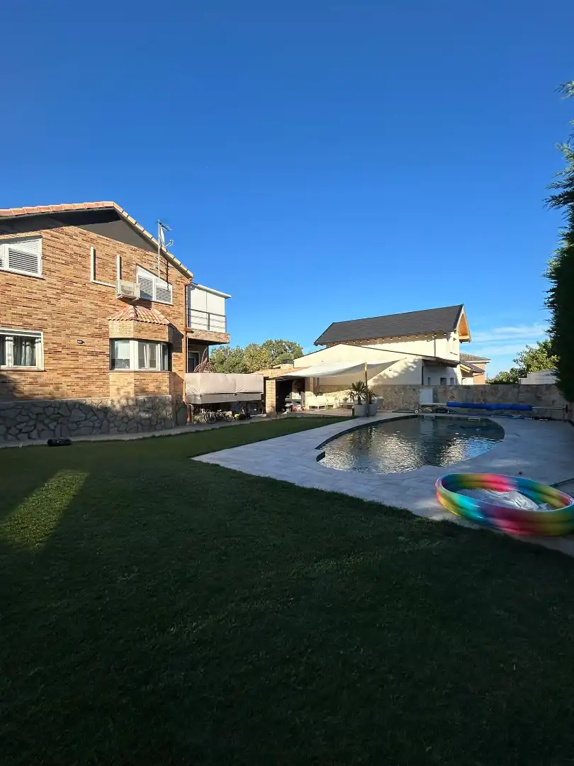Piscina de Casa o xalet en venda en Becerril de la Sierra amb Aire condicionat, Calefacció i Jardí privat