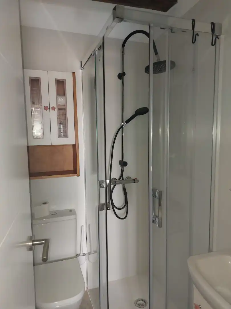 Bany de Apartament de lloguer en Cuenca amb Moblat, Forn i Rentadora