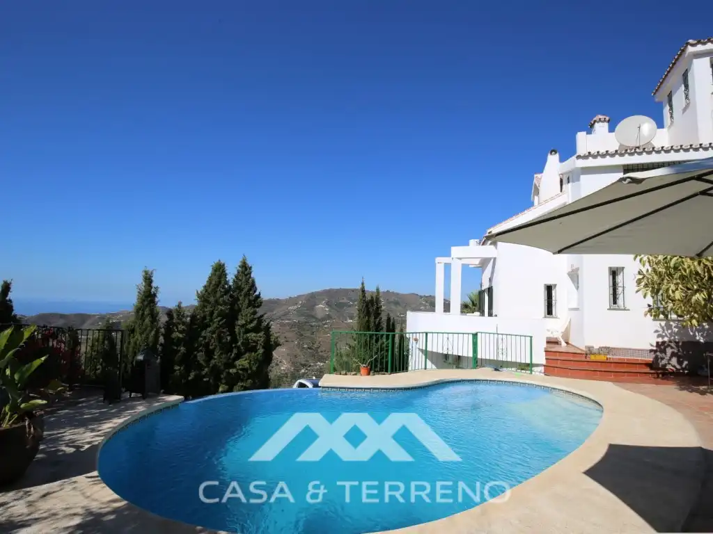 Vista exterior de Casa o xalet en venda en Torrox amb Aire condicionat i Balcó