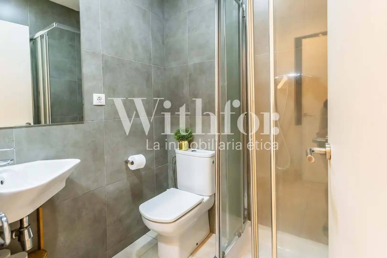 Bathroom of Flat for sale in Barcelona  with Air Conditioner, Heating and Parquet flooring
