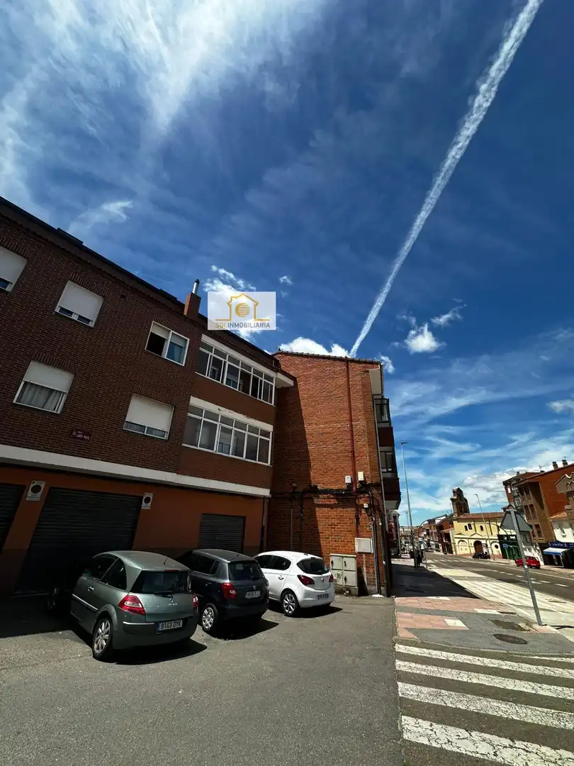 Vista exterior de Apartamento en venta en León Capital  con Calefacción, Parquet y Amueblado