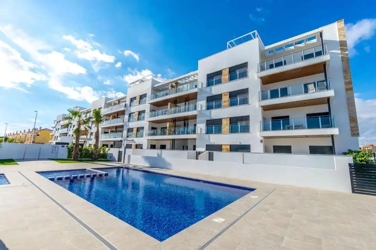 Außenansicht von Wohnung zum Verkauf in Torrevieja mit Privatgarten und Schwimmbad