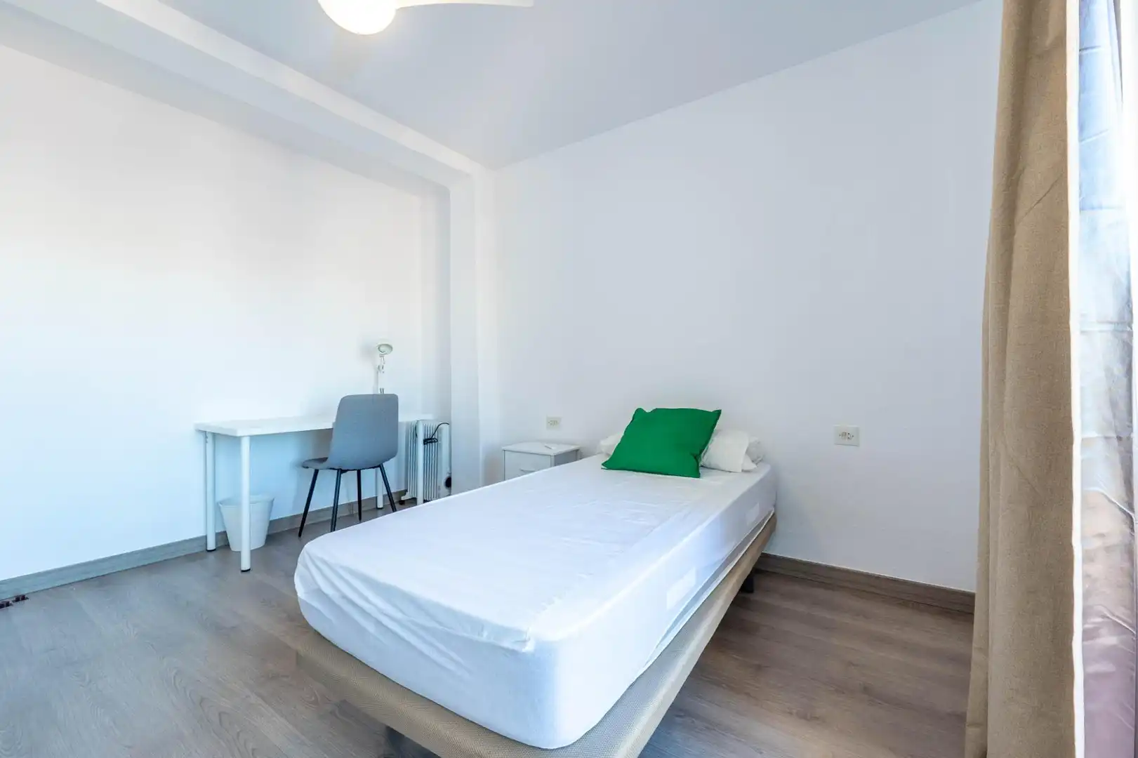 Bedroom of Flat for share in Ronda