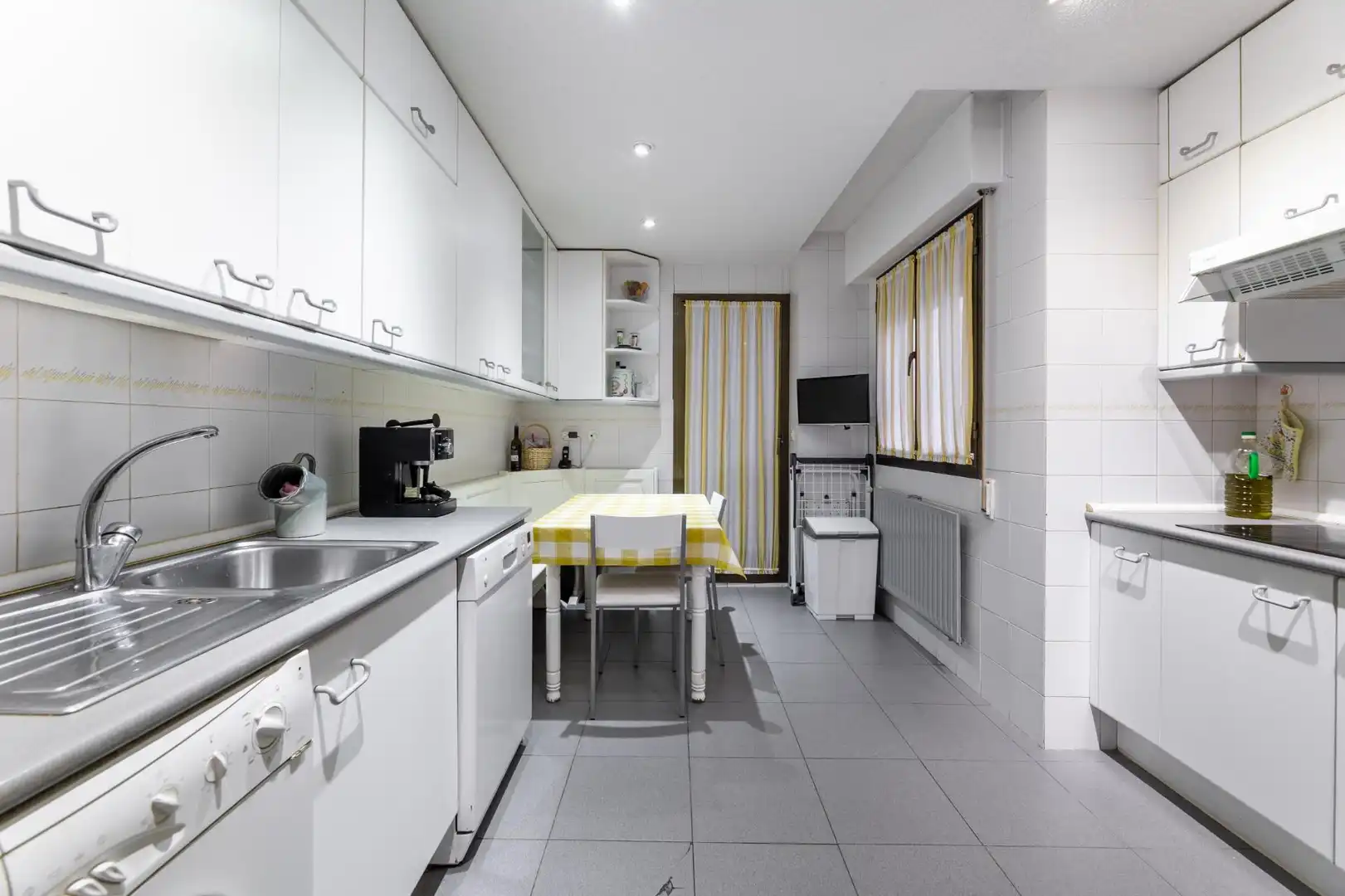 Kitchen of Flat for sale in Tres Cantos  with Heating, Parquet flooring and Storage room