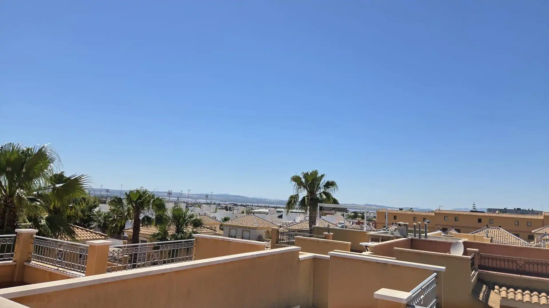 Vista exterior de Casa adosada en venda en Torrevieja amb Aire condicionat, Jardí privat i Terrassa
