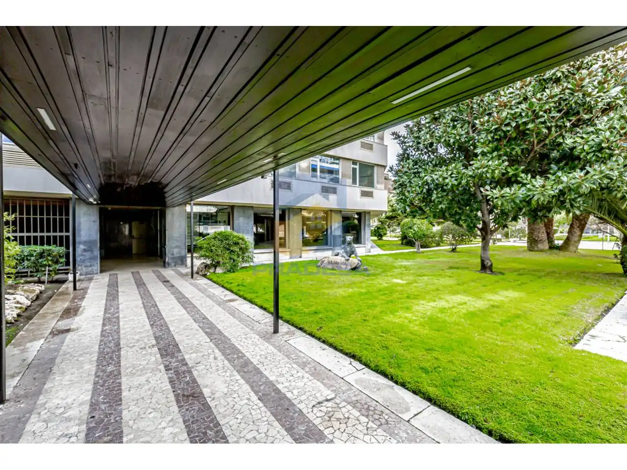 Vista exterior de Oficina en venda en Madrid amb Aire condicionat i Alarma
