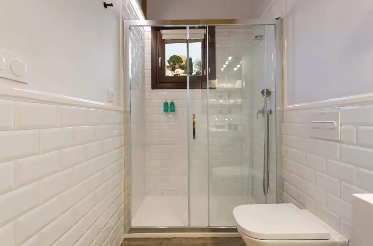 Badezimmer von Wohnungen zur Miete in Granada mit Klimaanlage, Heizung und Parkett