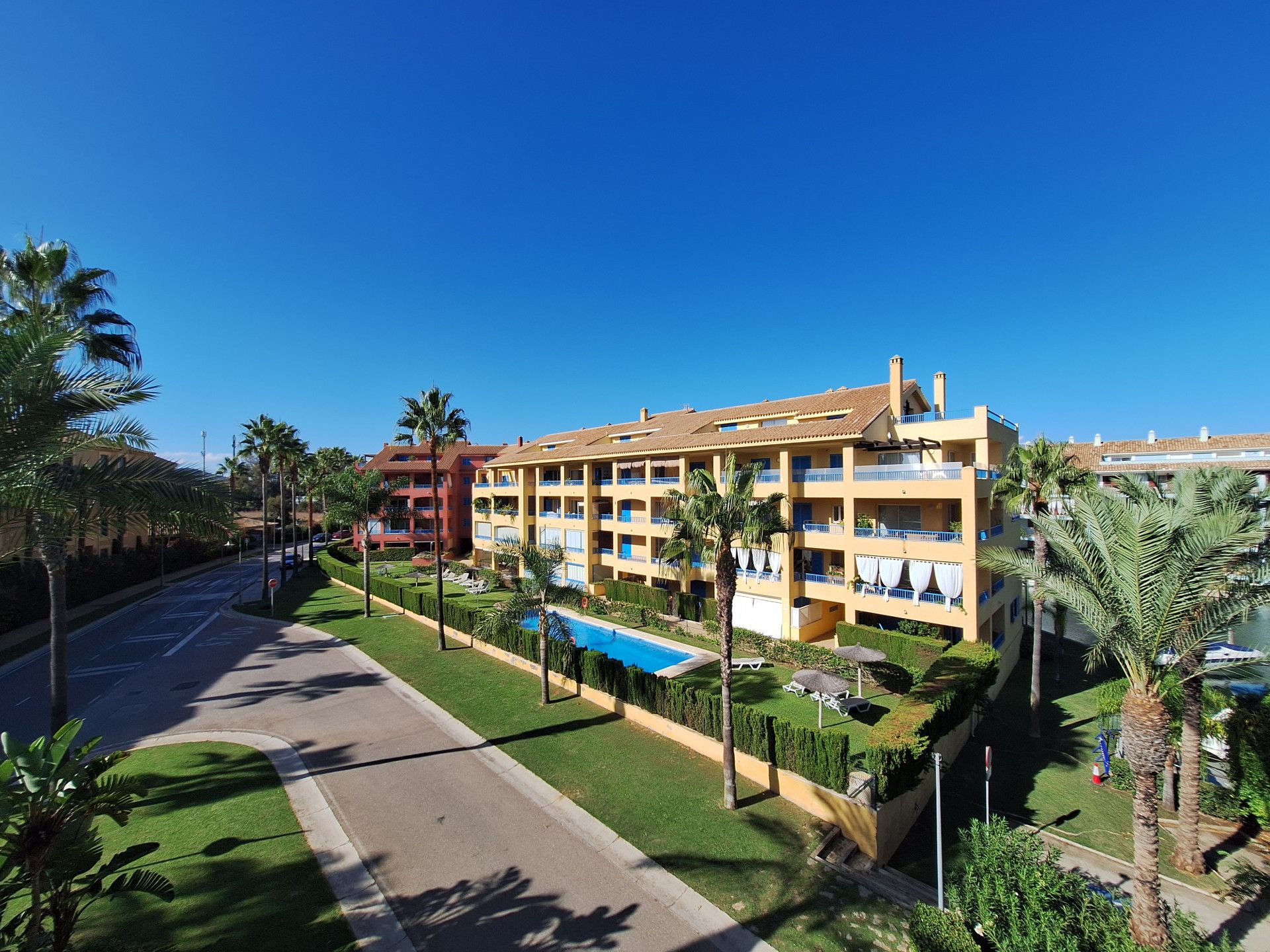 Vista exterior de Apartament en venda en Sotogrande amb Aire condicionat, Terrassa i Piscina
