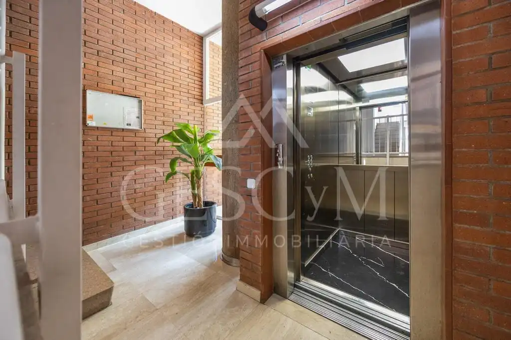 Piso en venta en Sant Joan Despí con Parquet, Terraza y Balcón
