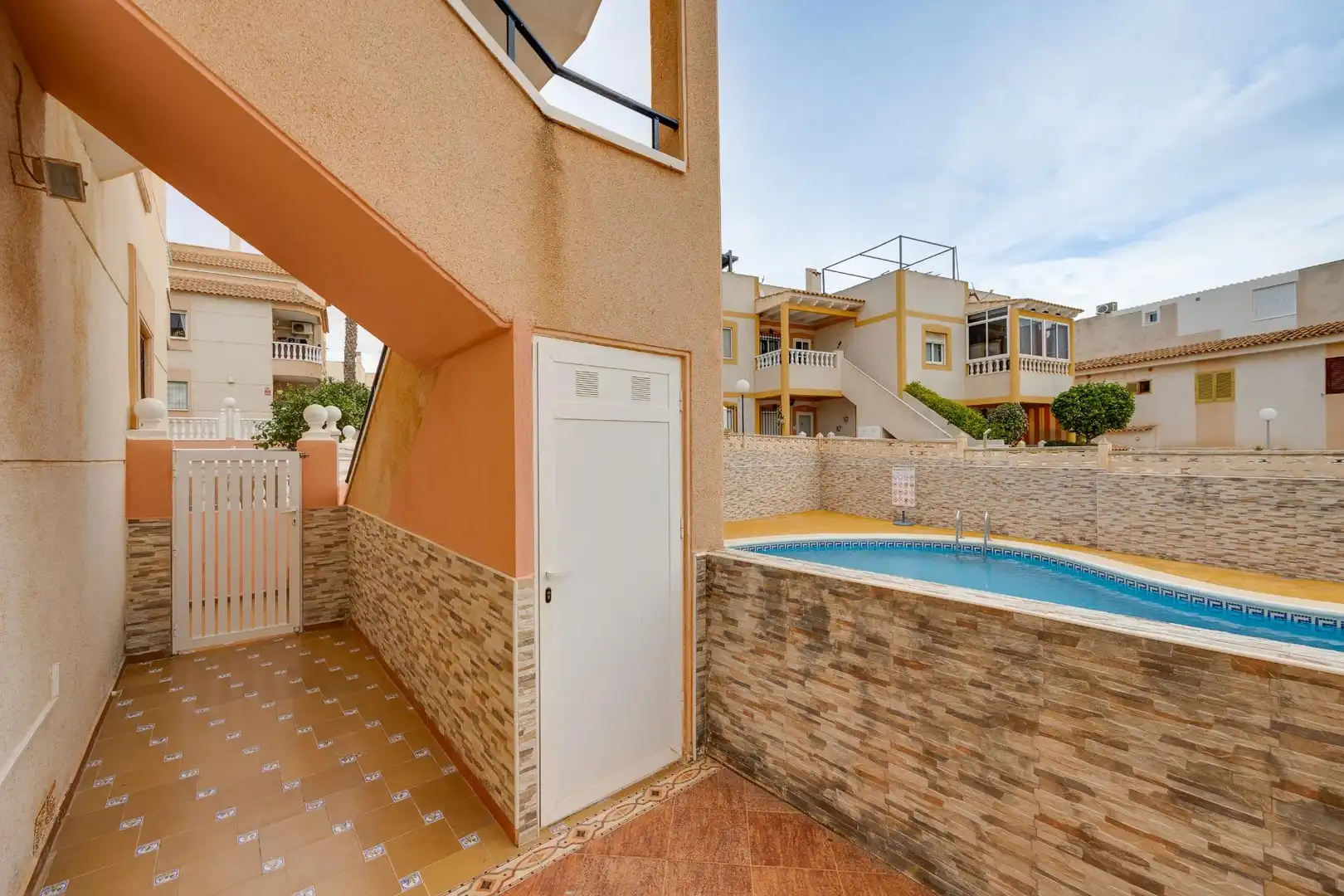Piscina de Apartament en venda en Torrevieja amb Aire condicionat, Jardí privat i Terrassa