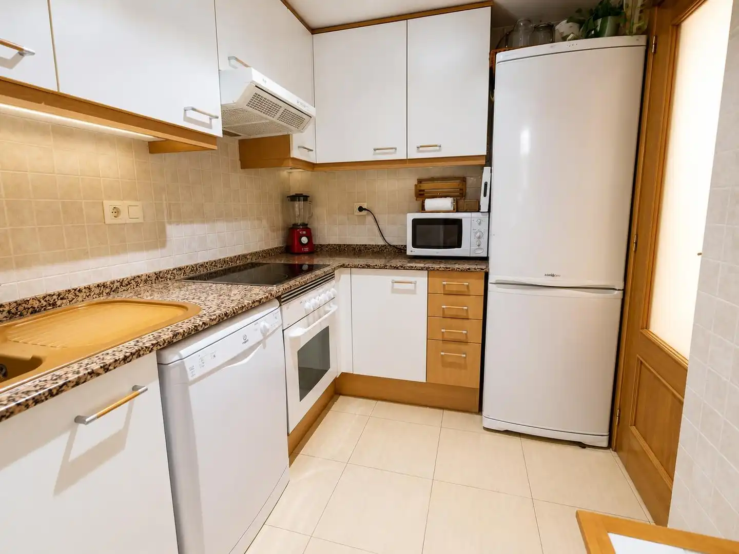 Cuina de Apartament de lloguer en Dénia amb Aire condicionat, Calefacció i Jardí privat