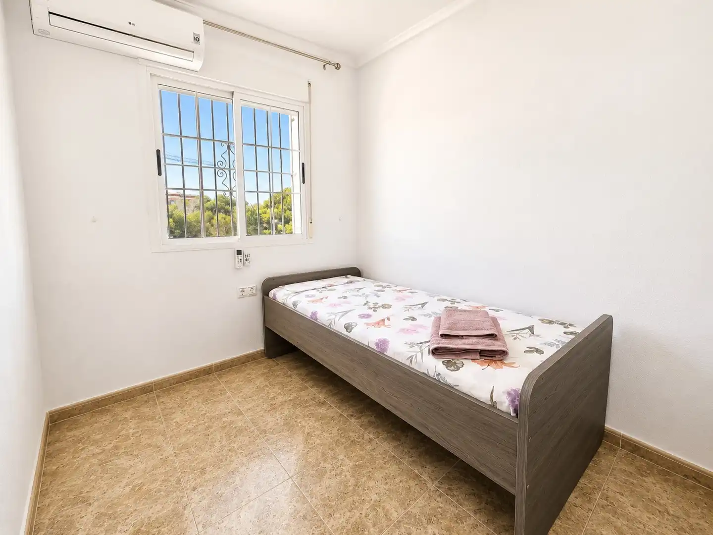 Dormitori de Casa o xalet en venda en Orihuela amb Aire condicionat, Calefacció i Jardí privat