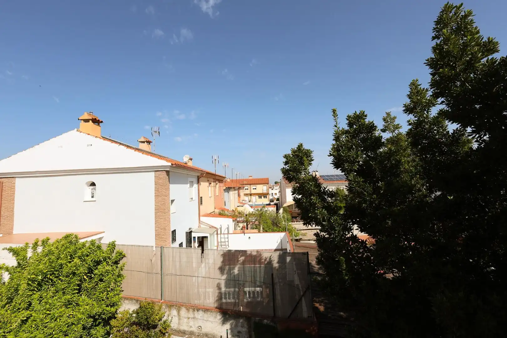 Vista exterior de Casa o xalet en venda en Las Gabias amb Aire condicionat, Piscina i Balcó
