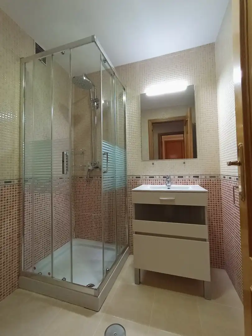 Badezimmer von Wohnung zur Miete in Parla mit Heizung, Parkett und Ofen