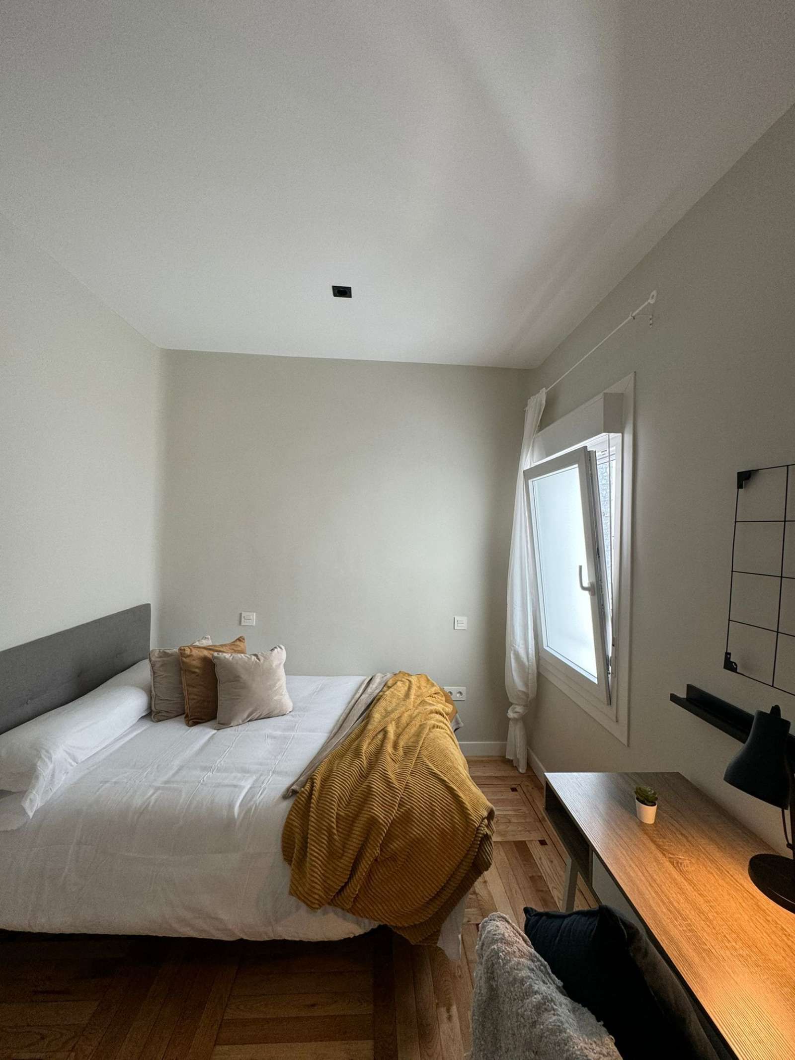 Bedroom of Flat to share in  Madrid Capital  with Air Conditioner and Terrace