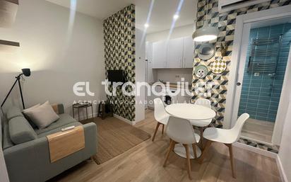 Living room of Flat to rent in  Madrid Capital  with Air Conditioner, Furnished and Washing machine