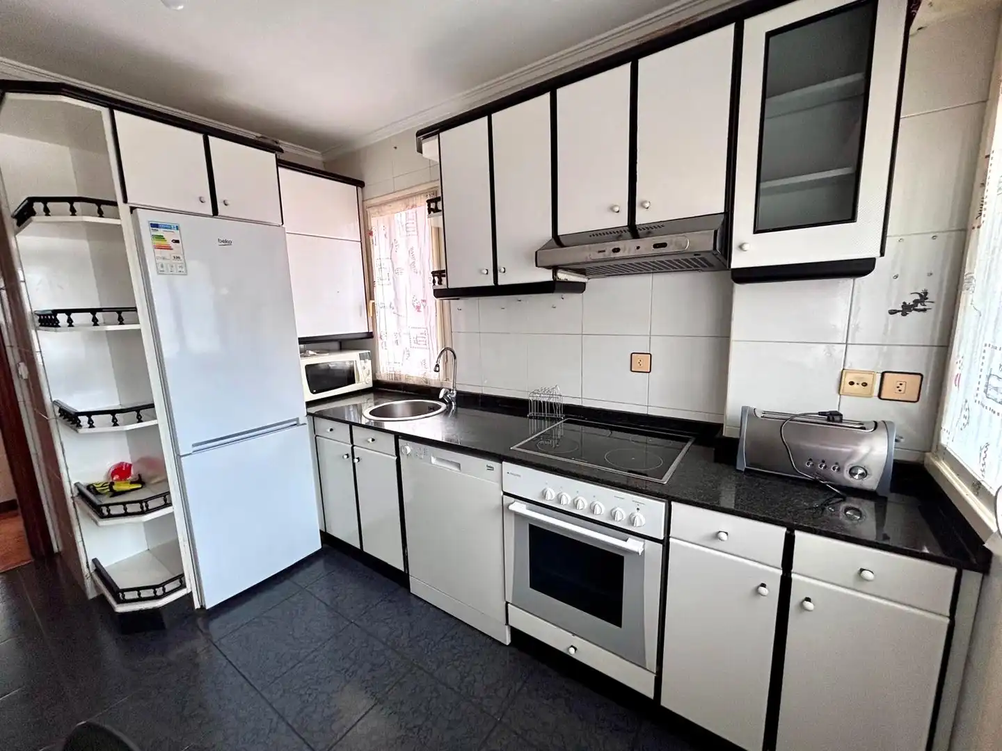 Cocina de Piso en venta en Gijón  con Calefacción, Terraza y Trastero