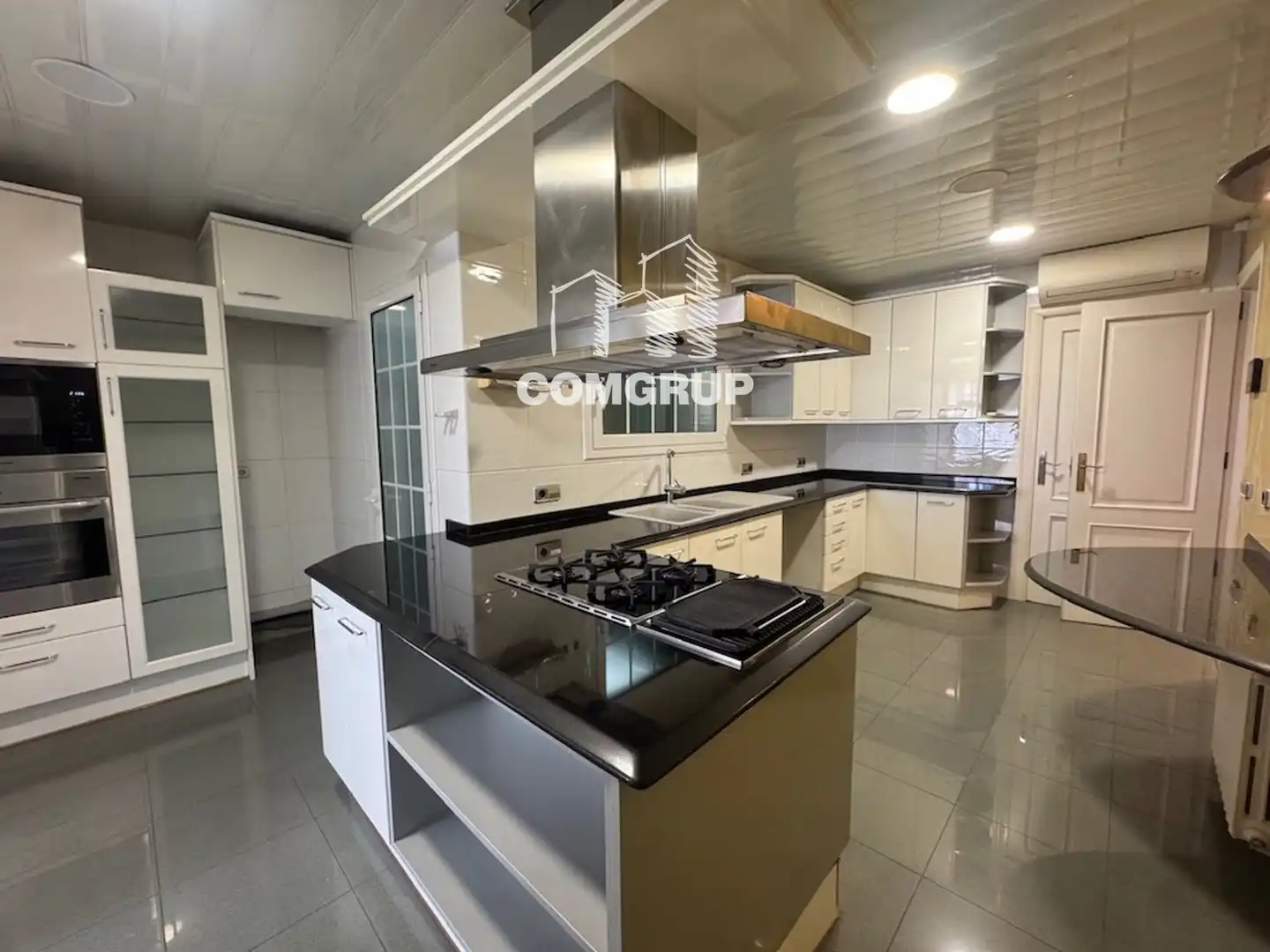 Cuina de Pis de lloguer en Barcelona amb Aire condicionat, Calefacció i Balcó