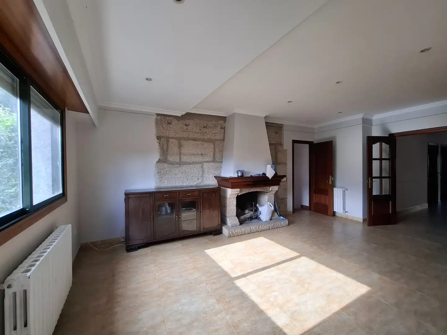 Sala d'estar de Casa adosada en venda en Ourense Capital  amb Calefacció, Jardí privat i Terrassa