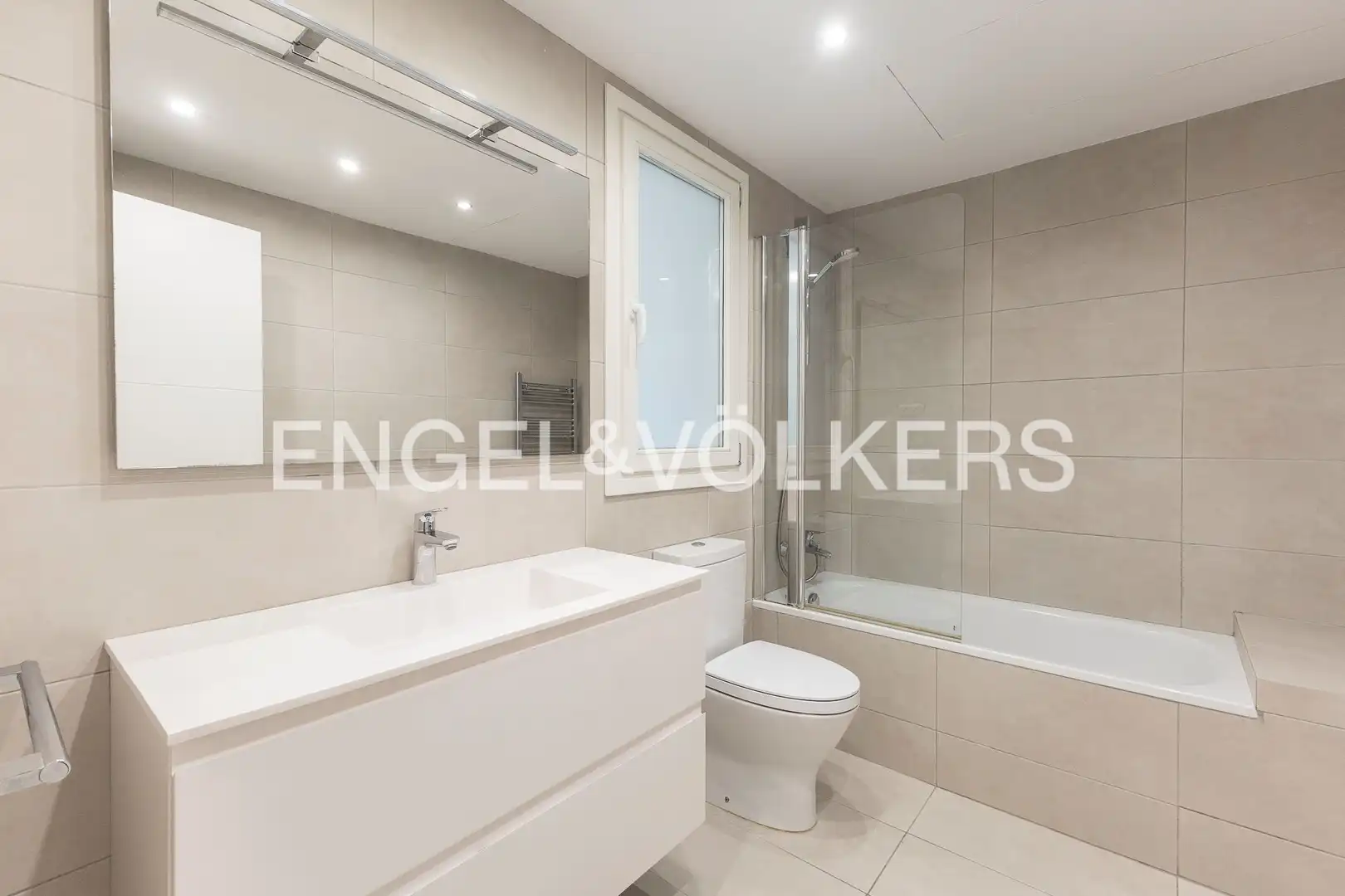 Badezimmer von Wohnung zum Verkauf in Barcelona mit Klimaanlage, Heizung und Parkett