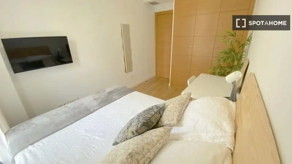 Bedroom of Flat for rent in Sevilla  with Air Conditioner, Heating and Furnished