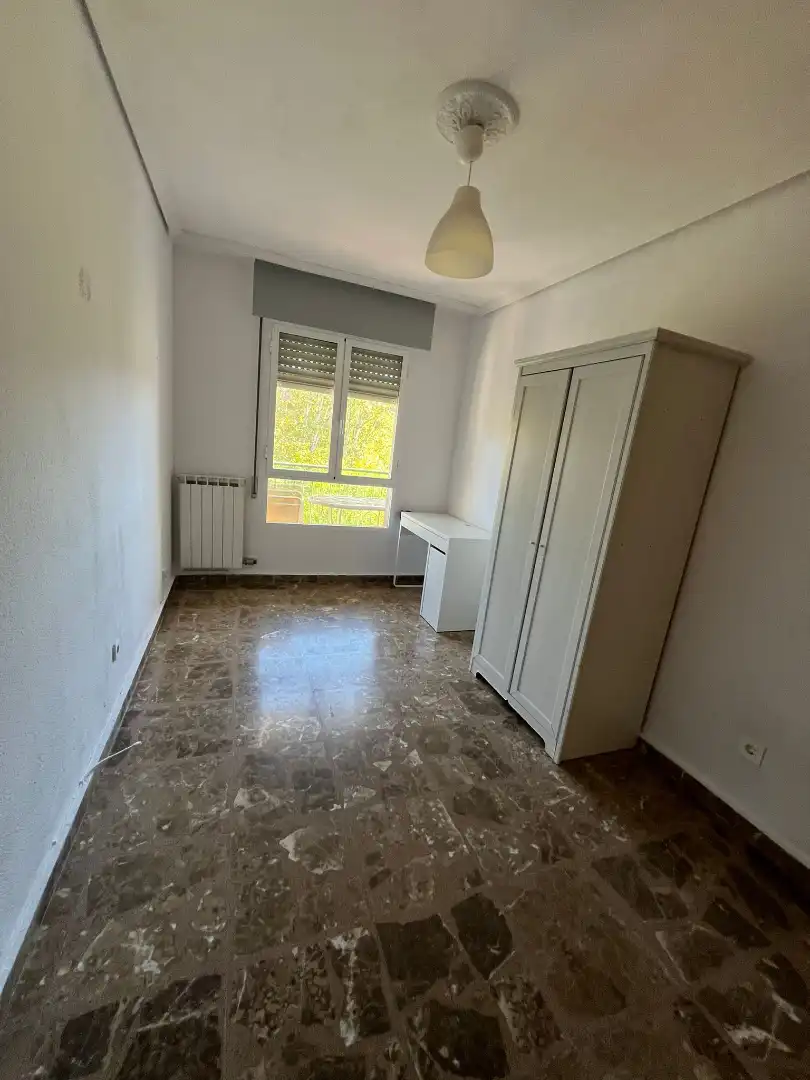 Schlafzimmer von Wohnung zur Miete in Zaragoza mit Heizung, Ofen und Waschmaschine
