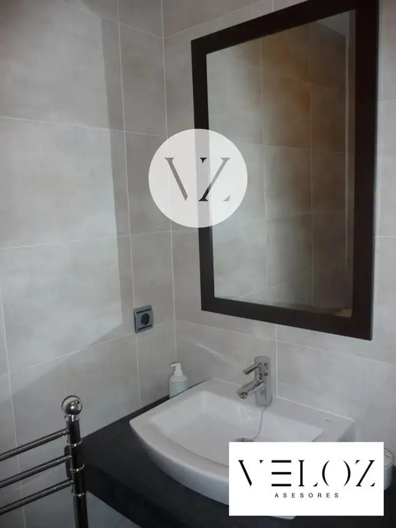 Badezimmer von Dachboden zur Miete in Salamanca mit Heizung und Möbliert