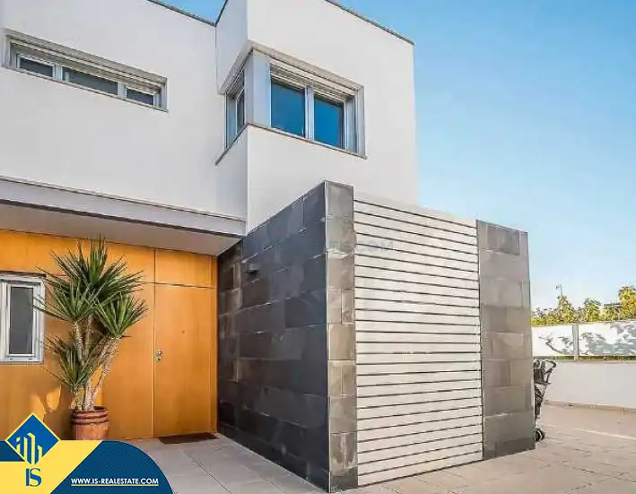 Chalet con piscina en venta en Guardamar Playa