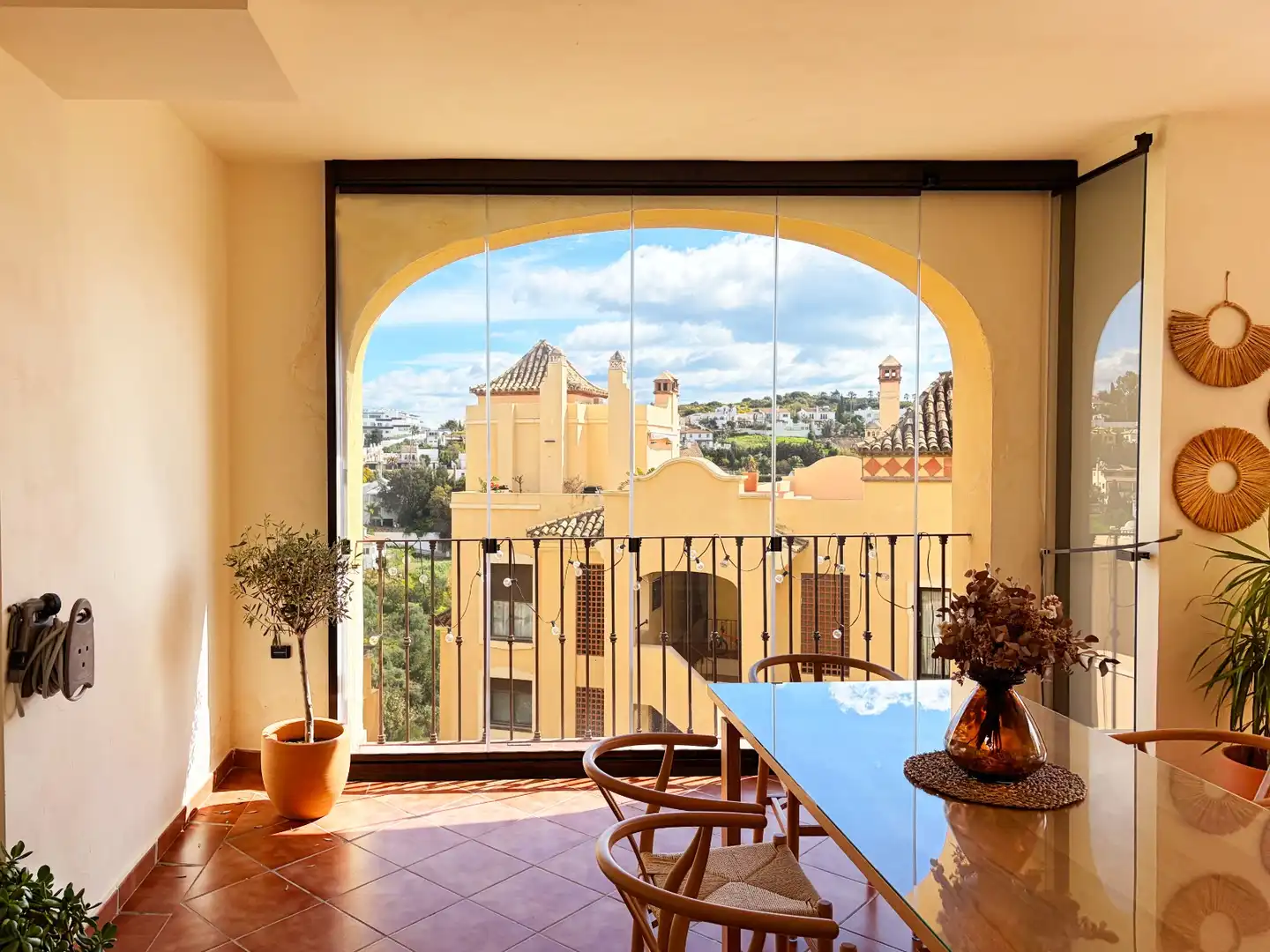 Außenansicht von Wohnung zum Verkauf in Estepona mit Klimaanlage, Terrasse und Abstellraum