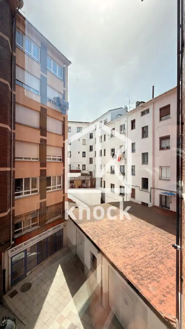 Vista exterior de Piso en venta en Oviedo  con Calefacción