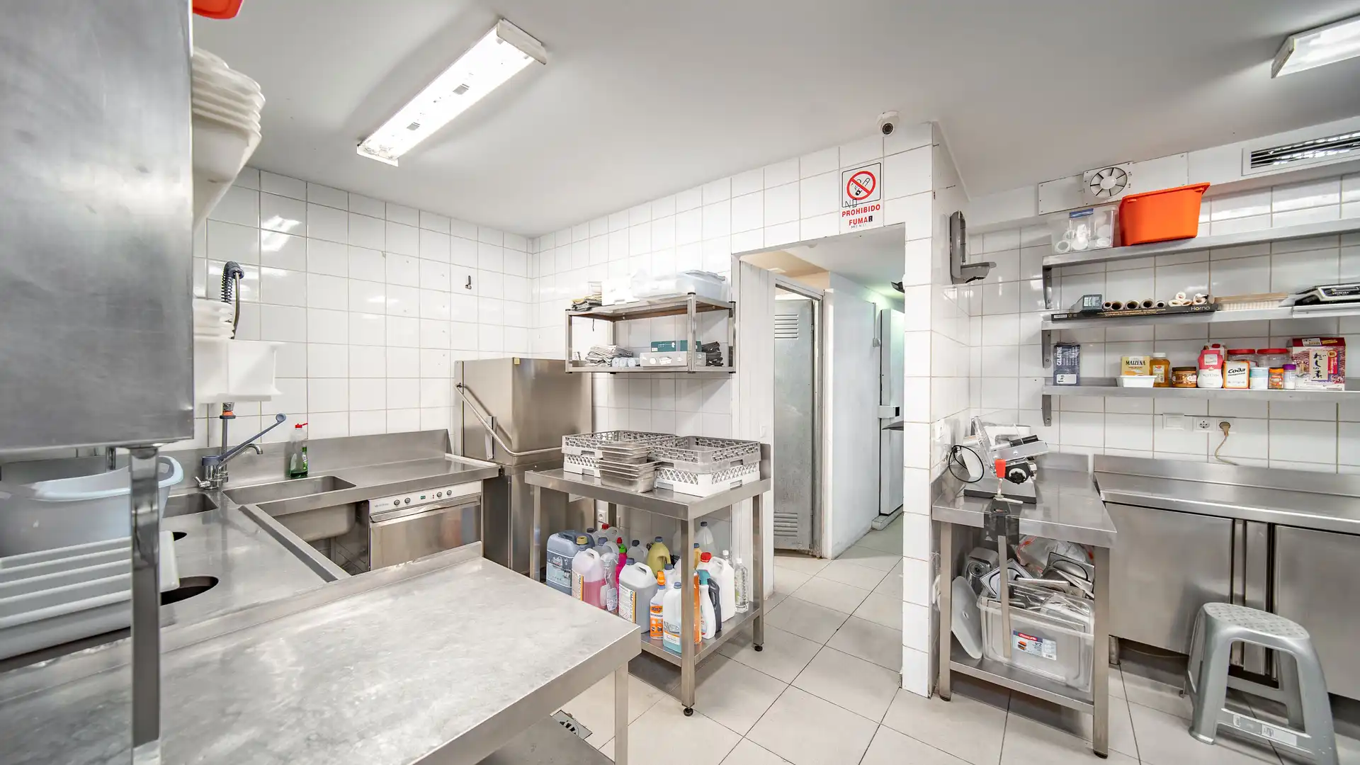 Cuina de Local de lloguer en Marbella amb Aire condicionat