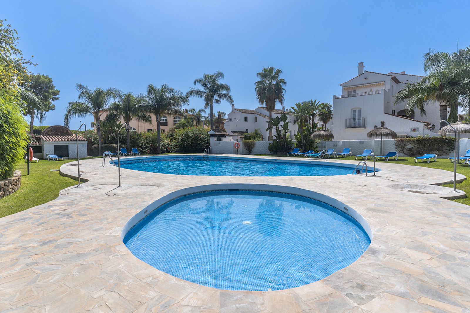 Piscina de Apartament en venda en Estepona amb Terrassa, Forn i Rentadora