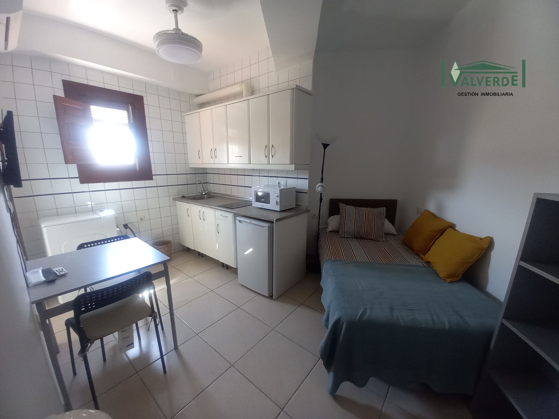 Cocina de Estudio de alquiler en  Granada Capital con Aire acondicionado, Calefacción y Amueblado