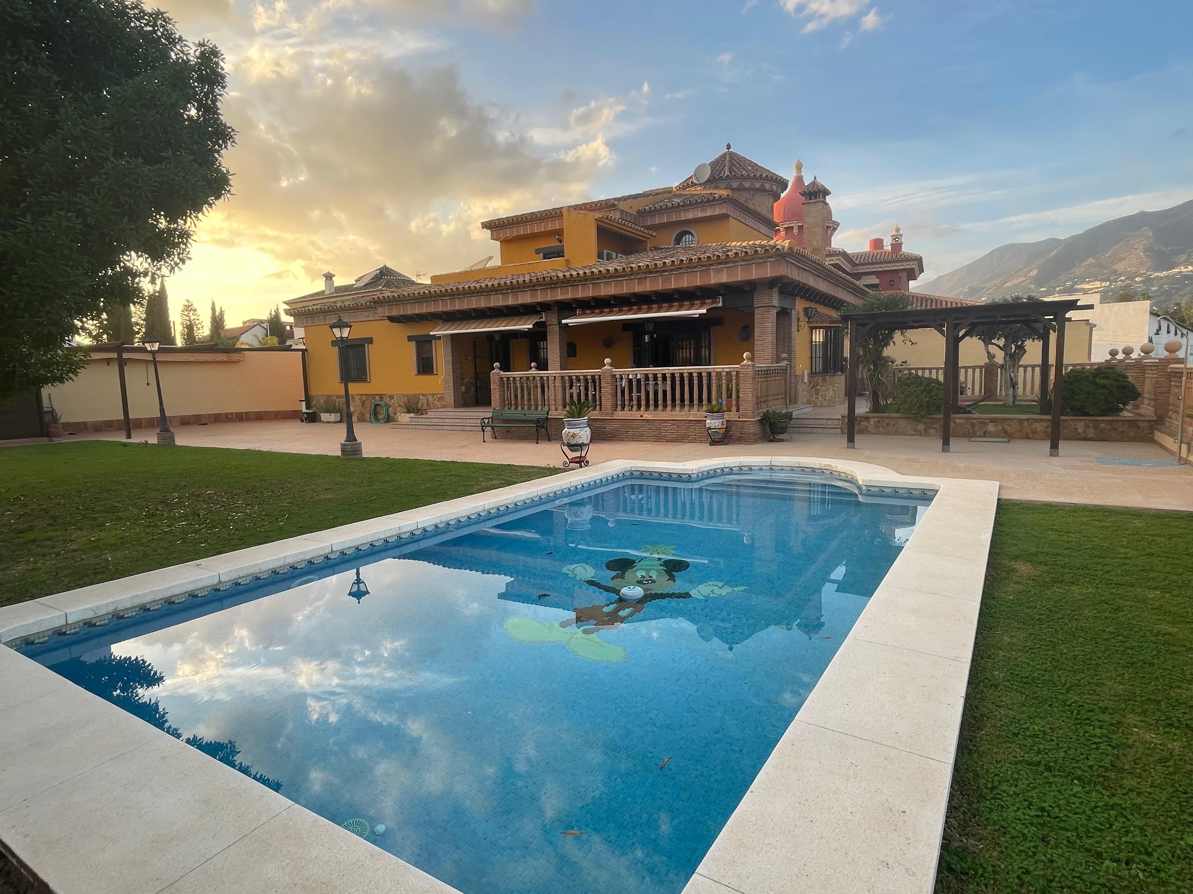 Swimming pool of House or chalet for sale in Fuengirola  with Air Conditioner, Private garden and Parquet flooring