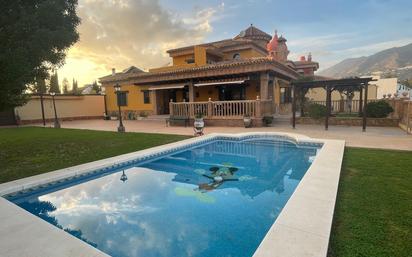 Piscina de Casa o xalet en venda en Fuengirola amb Aire condicionat, Jardí privat i Parquet