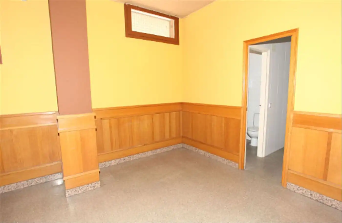 Commercial properties for sale in Terrassa  with Air Conditioner, Heating and Furnished