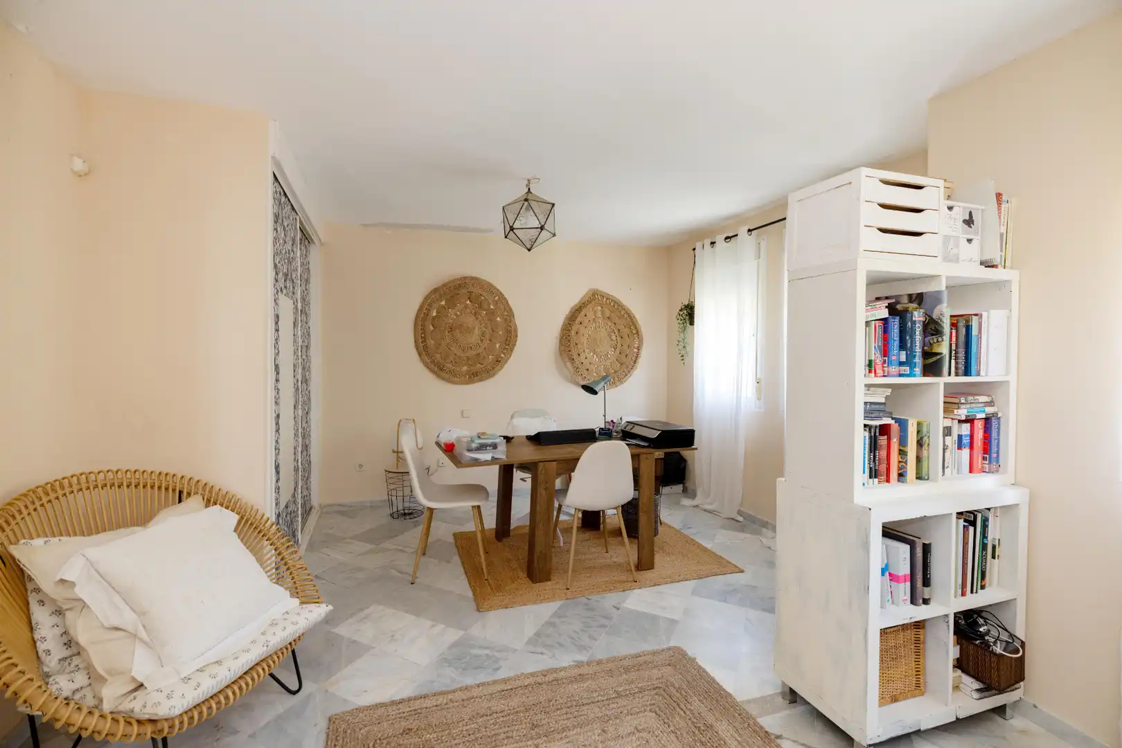 Sala d'estar de Casa adosada en venda en Marbella amb Aire condicionat, Calefacció i Terrassa