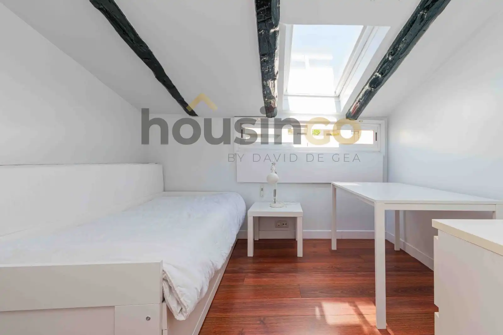 Schlafzimmer von Dachboden zur Miete in Madrid mit Klimaanlage, Heizung und Möbliert