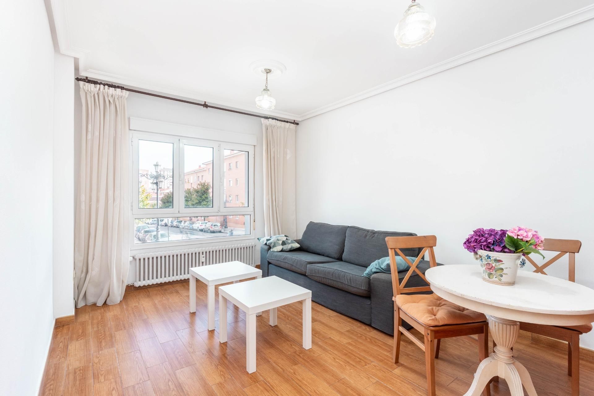 Sala d'estar de Pis en venda en Oviedo  amb Terrassa i Moblat