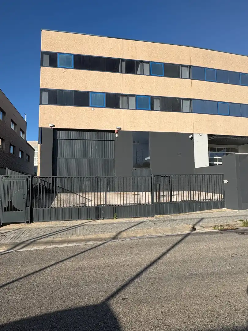 Außenansicht von Fabrikhallen zur Miete in Badalona mit Alarm