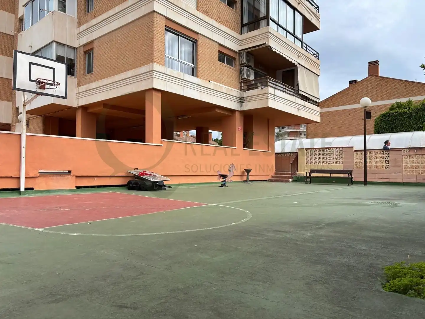 Parking de Casa adosada en venta en Alicante / Alacant con Calefacción, Jardín privado y Terraza