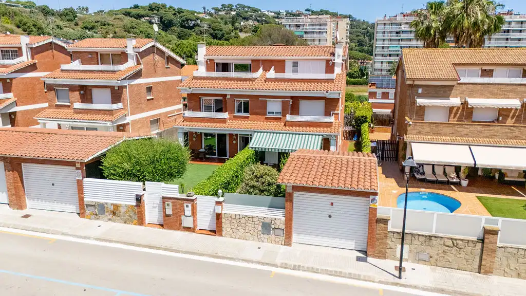 Vista exterior de Casa o chalet en venta en Sant Vicenç de Montalt con Aire acondicionado, Calefacción y Terraza