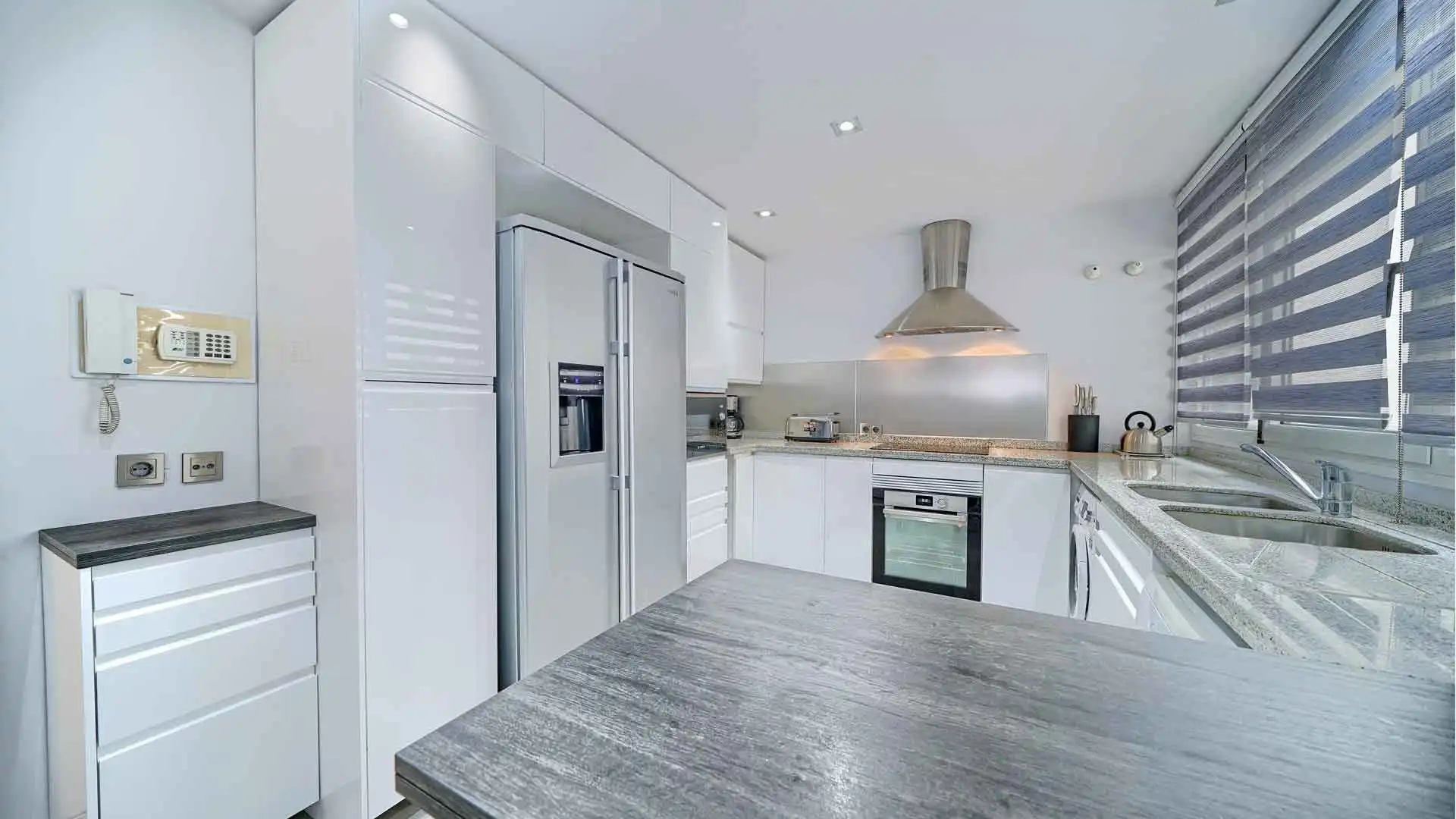Cuina de Apartament en venda en Marbella amb Aire condicionat, Terrassa i Piscina