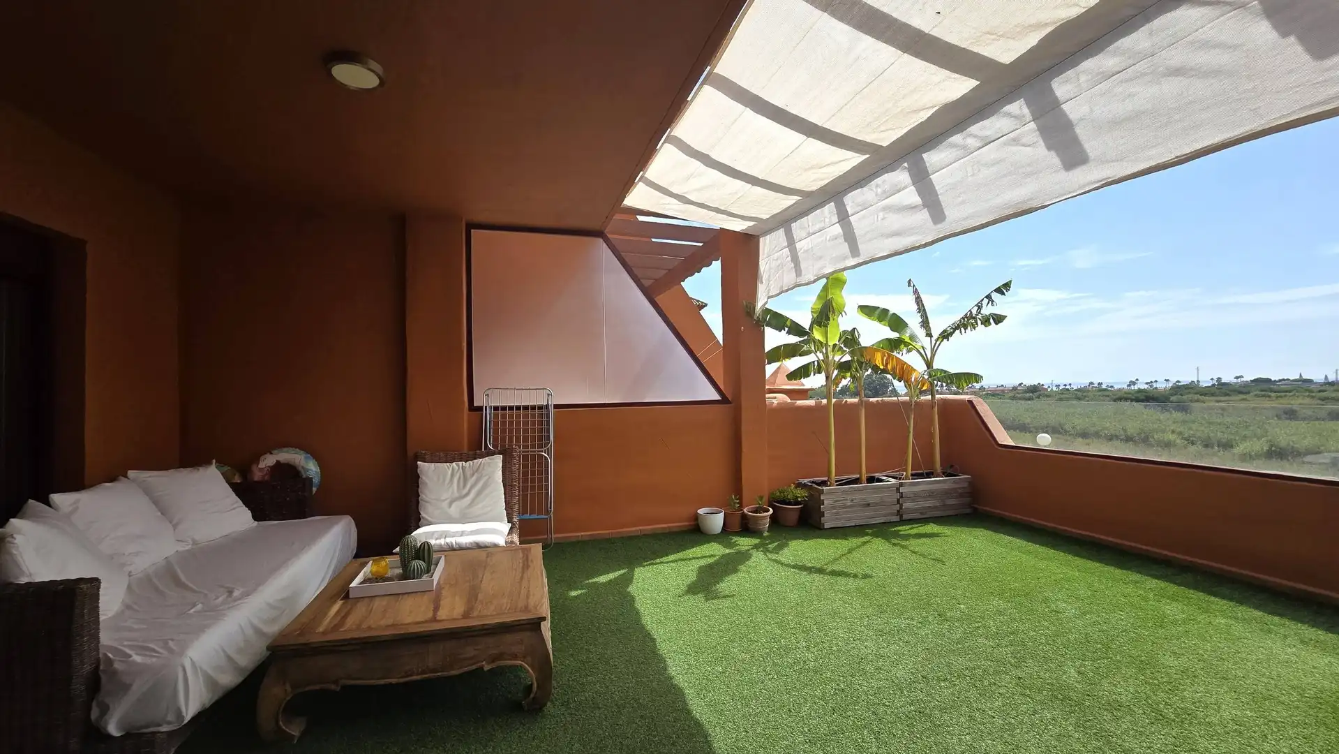 Terrasse von Wohnungen zum Verkauf in Manilva mit Klimaanlage, Privatgarten und Terrasse