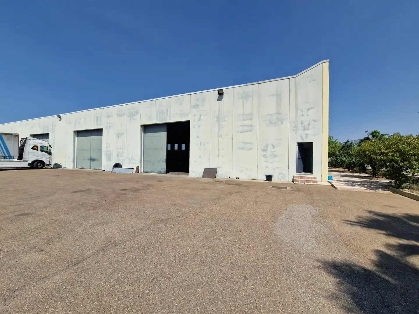 Vista exterior de Nau industrial en venda en Miajadas amb Calefacció