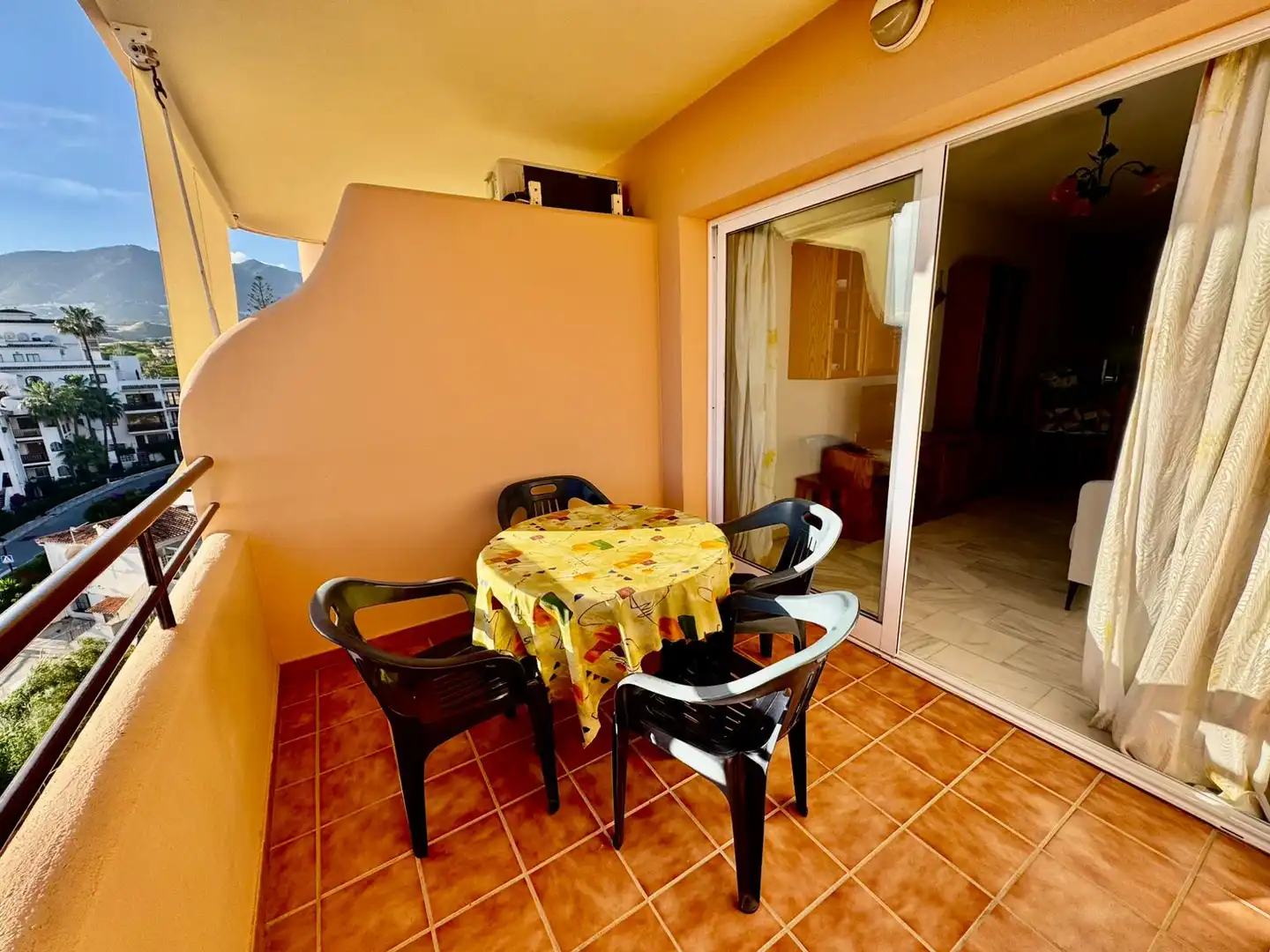 Terraza de Piso en venta en Fuengirola con Amueblado, Lavadora y Microondas
