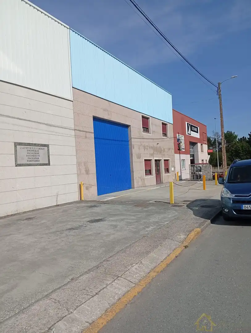 Vista exterior de Nave industrial de alquiler en Castro de Rei