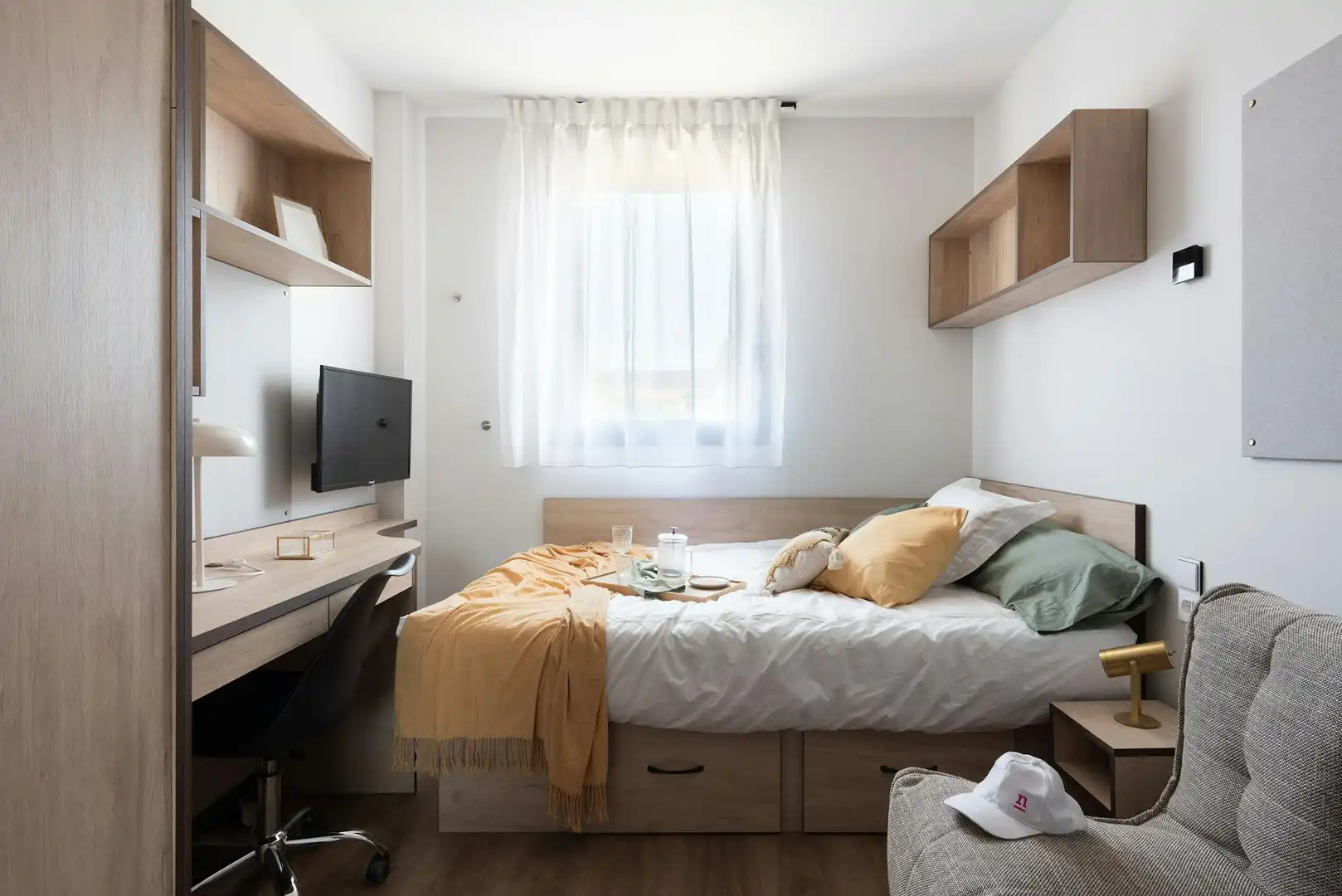 Schlafzimmer von Wohnung zur Miete in Madrid mit Klimaanlage und Fernseher