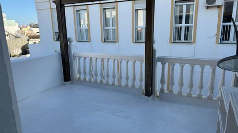 Casa adosada de 3 dormitorios con terraza solárium y licencia turística en vigor en pleno casco histórico de Estepona